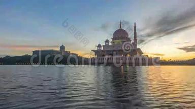 时间间隔4K。 美丽的日出在普特拉清真寺，普特拉贾亚。 呈现出动人而变化的彩云..